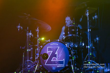 BARCELONA, ESPAÑA – DICIEMBRE 17: Adrián Ribes (Batería) de Los Zigarros durante el concierto en la Sala Apolo el 17 de diciembre de 2021 en Barcelona, España. (Foto por Fernando Pérez)