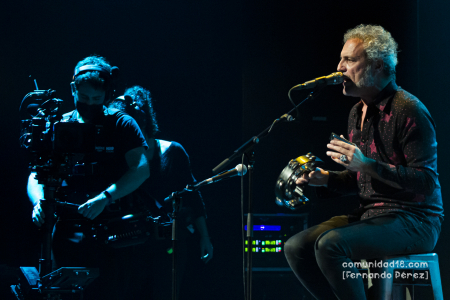 BARCELONA, ESPAÑA – DICIEMBRE 15: Carlos Tarque de M-Clan durante la grabación del concierto realizado en la Barts el 15 de diciembre de 2021 en Barcelona, España. (Foto por Fernando Pérez) M-Clan DVD