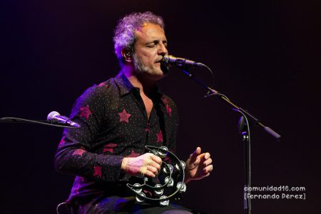 BARCELONA, ESPAÑA – DICIEMBRE 15: Carlos Tarque de M-Clan durante la grabación del concierto realizado en la Barts el 15 de diciembre de 2021 en Barcelona, España. (Foto por Fernando Pérez)