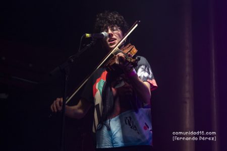 BARCELONA, ESPAÑA – DICIEMBRE 3: Clàudia García-Albea (Violín) de Roba Estesa en concierto en la Sala Apolo el 3 de diciembre de 2021 en Barcelona, España. (Foto por Fernando Pérez)