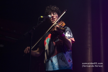 BARCELONA, ESPAÑA – DICIEMBRE 3: Clàudia García-Albea (Violín) de Roba Estesa en concierto en la Sala Apolo el 3 de diciembre de 2021 en Barcelona, España. (Foto por Fernando Pérez)
