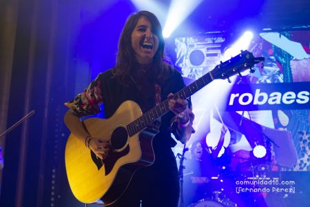 BARCELONA, ESPAÑA – DICIEMBRE 3: Laia Casanellas (Guitarar española) de Roba Estesa en concierto en la Sala Apolo el 3 de diciembre de 2021 en Barcelona, España. (Foto por Fernando Pérez)