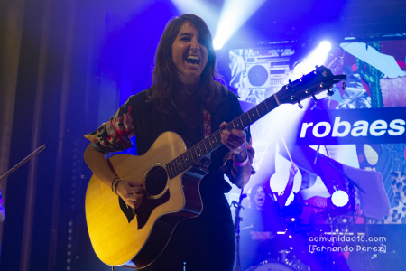 BARCELONA, ESPAÑA – DICIEMBRE 3: Laia Casanellas (Guitarar española) de Roba Estesa en concierto en la Sala Apolo el 3 de diciembre de 2021 en Barcelona, España. (Foto por Fernando Pérez)