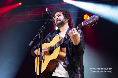 BARCELONA, ESPAÑA – FEBRERO 13. Eric Griso (Guitarra) de Arnau Griso durante su primer concierto en la Sala Razzmatazz el 13 de febrero de 2022 en Barcelona, España. (Foto por Fernando Pérez)
