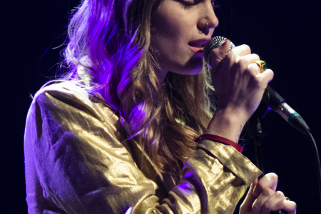 BARCELONA, ESPAÑA – FEBRERO 10: Elvira Sastre (Escritora y Poeta) durante su recital como parte del Guitar BCN 2022 en la sala Barts el 10 de febrero de 2022 en Barcelona, España. (Foto por Fernando Pérez) Elvira Sastre Barcelona