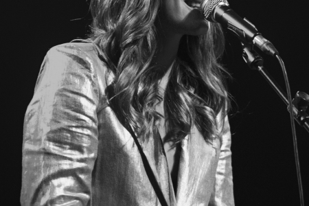 BARCELONA, ESPAÑA – FEBRERO 10: Elvira Sastre (Escritora y Poeta) durante su recital como parte del Guitar BCN 2022 en la sala Barts el 10 de febrero de 2022 en Barcelona, España. (Foto por Fernando Pérez) Elvira Sastre Barcelona