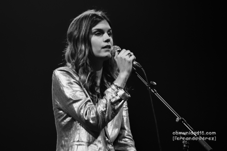 BARCELONA, ESPAÑA – FEBRERO 10: Elvira Sastre (Escritora y Poeta) durante su recital como parte del Guitar BCN 2022 en la sala Barts el 10 de febrero de 2022 en Barcelona, España. (Foto por Fernando Pérez)