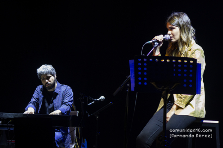 BARCELONA, ESPAÑA – FEBRERO 10: Manu Miguez (Músico) y Elvira Sastre (Escritora y Poeta) durante su recital como parte del Guitar BCN 2022 en la sala Barts el 10 de febrero de 2022 en Barcelona, España. (Foto por Fernando Pérez)
