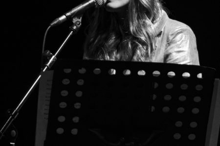 BARCELONA, ESPAÑA – FEBRERO 10: Elvira Sastre (Escritora y Poeta) durante su recital como parte del Guitar BCN 2022 en la sala Barts el 10 de febrero de 2022 en Barcelona, España. (Foto por Fernando Pérez)
