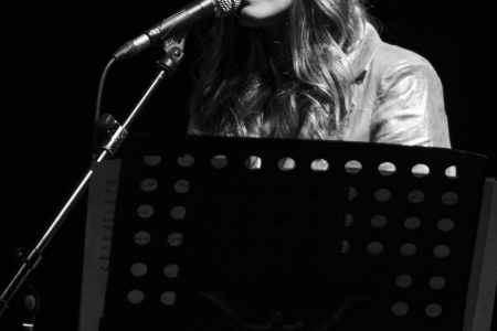 BARCELONA, ESPAÑA – FEBRERO 10: Elvira Sastre (Escritora y Poeta) durante su recital como parte del Guitar BCN 2022 en la sala Barts el 10 de febrero de 2022 en Barcelona, España. (Foto por Fernando Pérez)