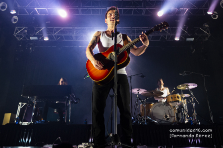 BARCELONA, ESPAÑA – FEBRERO 12. En primer plano David Ruiz (Voz y Guitarra), en segundo plano de izquierda a derecha Jacobo Naya (Teclado) y Caleb Melguizo (Batería) La Maravillosa Orquesta del Alcohol (La M.O.D.A.) durante su segundo concierto en la Sala Razzmatazz el 12 de febrero de 2022 en Barcelona, España. (Foto por Fernando Pérez) La Maravillosa Orquesta del Alcohol Razzmatazz