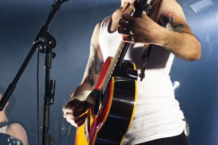BARCELONA, ESPAÑA – FEBRERO 12. David Ruiz (Vozy guitarra) de La Maravillosa Orquesta del Alcohol (La M.O.D.A.) durante su segundo concierto en la Sala Razzmatazz el 12 de febrero de 2022 en Barcelona, España. (Foto por Fernando Pérez) La Maravillosa Orquesta del Alcohol Razzmatazz