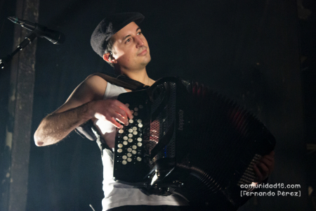 BARCELONA, ESPAÑA – FEBRERO 12. Joselito Maravillas (Acordeón) de La Maravillosa Orquesta del Alcohol (La M.O.D.A.) durante su segundo concierto en la Sala Razzmatazz el 12 de febrero de 2022 en Barcelona, España. (Foto por Fernando Pérez)