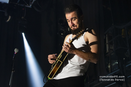BARCELONA, ESPAÑA – FEBRERO 12. Nacho Mur (Mandolina) de La Maravillosa Orquesta del Alcohol (La M.O.D.A.) durante su segundo concierto en la Sala Razzmatazz el 12 de febrero de 2022 en Barcelona, España. (Foto por Fernando Pérez) La Maravillosa Orquesta del Alcohol Razzmatazz