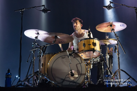 BARCELONA, ESPAÑA – FEBRERO 12. Caleb Melguizo (Batería) de La Maravillosa Orquesta del Alcohol (La M.O.D.A.) durante su segundo concierto en la Sala Razzmatazz el 12 de febrero de 2022 en Barcelona, España. (Foto por Fernando Pérez) La Maravillosa Orquesta del Alcohol Razzmatazz