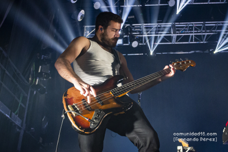 BARCELONA, ESPAÑA – FEBRERO 12. Jorge Juan Mariscal (Bajo) de La Maravillosa Orquesta del Alcohol (La M.O.D.A.) durante su segundo concierto en la Sala Razzmatazz el 12 de febrero de 2022 en Barcelona, España. (Foto por Fernando Pérez)