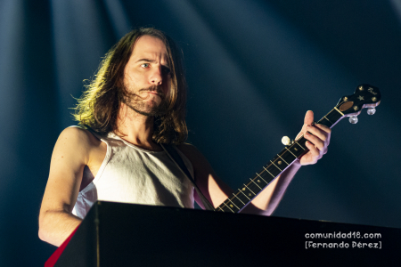BARCELONA, ESPAÑA – FEBRERO 12. Jacobo Naya de La Maravillosa Orquesta del Alcohol (La M.O.D.A.) durante su segundo concierto en la Sala Razzmatazz el 12 de febrero de 2022 en Barcelona, España. (Foto por Fernando Pérez) La Maravillosa Orquesta del Alcohol Razzmatazz