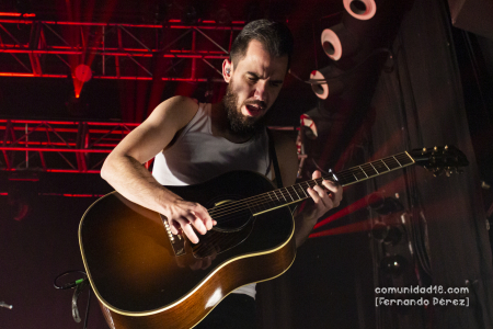 BARCELONA, ESPAÑA – FEBRERO 12. Nacho Mur (Guitarra) de La Maravillosa Orquesta del Alcohol (La M.O.D.A.) durante su segundo concierto en la Sala Razzmatazz el 12 de febrero de 2022 en Barcelona, España. (Foto por Fernando Pérez)