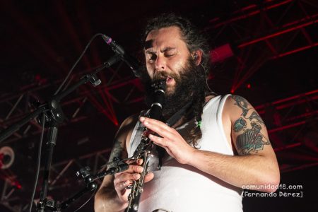 BARCELONA, ESPAÑA – FEBRERO 12. Alvar de Pablo de La Maravillosa Orquesta del Alcohol (La M.O.D.A.) durante su segundo concierto en la Sala Razzmatazz el 12 de febrero de 2022 en Barcelona, España. (Foto por Fernando Pérez)