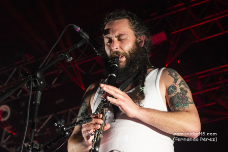 BARCELONA, ESPAÑA – FEBRERO 12. Alvar de Pablo de La Maravillosa Orquesta del Alcohol (La M.O.D.A.) durante su segundo concierto en la Sala Razzmatazz el 12 de febrero de 2022 en Barcelona, España. (Foto por Fernando Pérez)