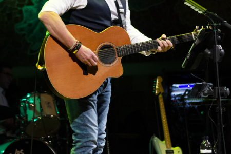 BARCELONA, ESPAÑA – FEBRERO 11: Álvaro Urquijo (Voz, Guitarra) de Los Secretos durante su concierto como parte del Guitar BCN 2022 en el Palau de la Música Catalana el 11 de febrero de 2022 en Barcelona, España. (Foto por Fernando Pérez)