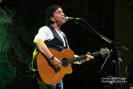 BARCELONA, ESPAÑA – FEBRERO 11: Álvaro Urquijo (Voz, Guitarra) de Los Secretos durante su concierto como parte del Guitar BCN 2022 en el Palau de la Música Catalana el 11 de febrero de 2022 en Barcelona, España. (Foto por Fernando Pérez) Los Secretos