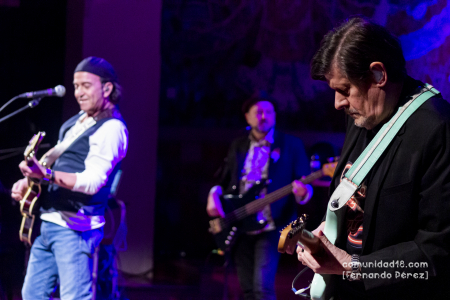 BARCELONA, ESPAÑA – FEBRERO 11: Ramón Arroyo (Guitarra), Álvaro Urquijo (Voz, Guitarra) de Los Secretos durante su concierto como parte del Guitar BCN 2022 en el Palau de la Música Catalana el 11 de febrero de 2022 en Barcelona, España. (Foto por Fernando Pérez)