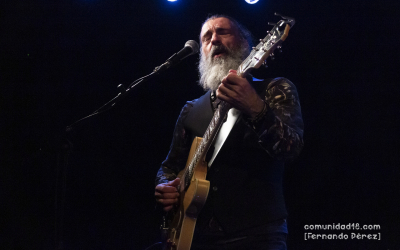 BARCELONA, ESPAÑA – FEBRERO 18. Txarlie Solano (Guitarra y teclado) de Mäbu en concierto presentando su disco "Un año después" en la Barts Club el 18 de febrero de 2022 en Barcelona, España. (Foto por Fernando Pérez) Mäbu Barcelona