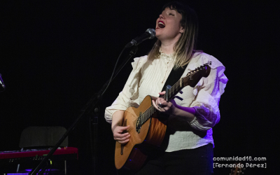 BARCELONA, ESPAÑA – FEBRERO 18. Maria Blanco Uranga (Voz y guitarra) de Mäbu en concierto presentando su disco "Un año después" en la Barts Club el 18 de febrero de 2022 en Barcelona, España. (Foto por Fernando Pérez)