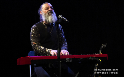 BARCELONA, ESPAÑA – FEBRERO 18. Txarlie Solano (Guitarra y teclado) de Mäbu en concierto presentando su disco "Un año después" en la Barts Club el 18 de febrero de 2022 en Barcelona, España. (Foto por Fernando Pérez) Mäbu Barcelona