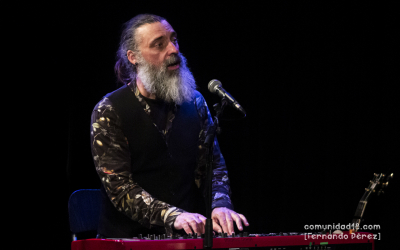 BARCELONA, ESPAÑA – FEBRERO 18. Txarlie Solano (Guitarra y teclado) de Mäbu en concierto presentando su disco "Un año después" en la Barts Club el 18 de febrero de 2022 en Barcelona, España. (Foto por Fernando Pérez)
