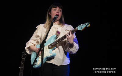 BARCELONA, ESPAÑA – FEBRERO 18. Maria Blanco Uranga (Voz y guitarra) de Mäbu en concierto presentando su disco "Un año después" en la Barts Club el 18 de febrero de 2022 en Barcelona, España. (Foto por Fernando Pérez)