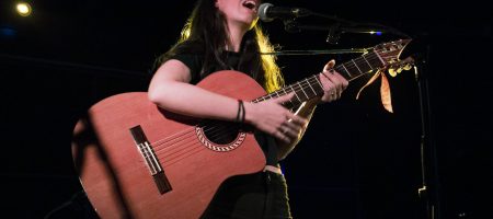 BARCELONA, ESPAÑA – FEBRERO 24. Raquel Lúa abriendo el concierto de TéCanela en la Apolo 2 como parte del Festival Empremtes el 24 de febrero de 2022 en Barcelona, España. (Foto por Fernando Pérez)