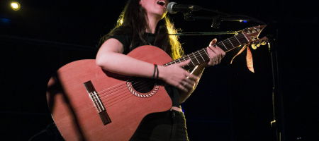 BARCELONA, ESPAÑA – FEBRERO 24. Raquel Lúa abriendo el concierto de TéCanela en la Apolo 2 como parte del Festival Empremtes el 24 de febrero de 2022 en Barcelona, España. (Foto por Fernando Pérez)
