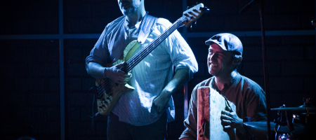 BARCELONA, ESPAÑA – FEBRERO 24. TéCanela en concierto como parte del Festival Empremtes en la Apolo 2 el 24 de febrero de 2022 en Barcelona, España. (Foto por Fernando Pérez)