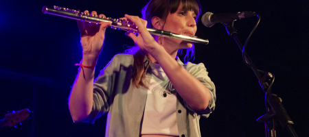 BARCELONA, ESPAÑA – FEBRERO 24. Ariadna Rubio de TéCanela en concierto como parte del Festival Empremtes en la Apolo 2 el 24 de febrero de 2022 en Barcelona, España. (Foto por Fernando Pérez)