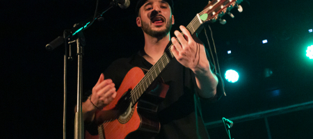 BARCELONA, ESPAÑA – FEBRERO 24. Jano Fernández de TéCanela en concierto como parte del Festival Empremtes en la Apolo 2 el 24 de febrero de 2022 en Barcelona, España. (Foto por Fernando Pérez) TéCanela Apolo
