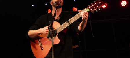 BARCELONA, ESPAÑA – FEBRERO 24. Jano Fernández de TéCanela en concierto como parte del Festival Empremtes en la Apolo 2 el 24 de febrero de 2022 en Barcelona, España. (Foto por Fernando Pérez) TéCanela Apolo
