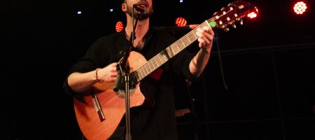 BARCELONA, ESPAÑA – FEBRERO 24. Jano Fernández de TéCanela en concierto como parte del Festival Empremtes en la Apolo 2 el 24 de febrero de 2022 en Barcelona, España. (Foto por Fernando Pérez) TéCanela Apolo
