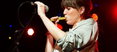 BARCELONA, ESPAÑA – FEBRERO 24. Ariadna Rubio de TéCanela en concierto como parte del Festival Empremtes en la Apolo 2 el 24 de febrero de 2022 en Barcelona, España. (Foto por Fernando Pérez) TéCanela Apolo