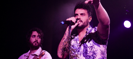 BARCELONA, ESPAÑA – MARZO 24. Javi Fernández (Voz) de Bombai durante su actuación abriendo el concierto de Pignoise en la Apolo el 24 de marzo de 2022 en Barcelona, España. (Foto por Fernando Pérez)