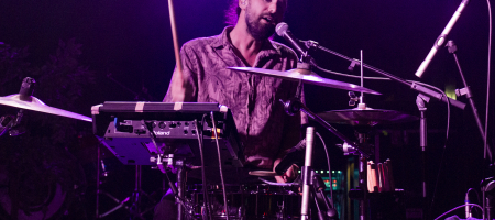 BARCELONA, ESPAÑA – MARZO 24. Batería de Bombai durante su actuación abriendo el concierto de Pignoise en la Apolo el 24 de marzo de 2022 en Barcelona, España. (Foto por Fernando Pérez)