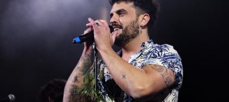 BARCELONA, ESPAÑA – MARZO 24. Javi Fernández (Voz) de Bombai durante su actuación abriendo el concierto de Pignoise en la Apolo el 24 de marzo de 2022 en Barcelona, España. (Foto por Fernando Pérez)