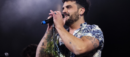 BARCELONA, ESPAÑA – MARZO 24. Javi Fernández (Voz) de Bombai durante su actuación abriendo el concierto de Pignoise en la Apolo el 24 de marzo de 2022 en Barcelona, España. (Foto por Fernando Pérez)