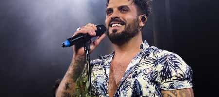 BARCELONA, ESPAÑA – MARZO 24. Javi Fernández (Voz) de Bombai durante su actuación abriendo el concierto de Pignoise en la Apolo el 24 de marzo de 2022 en Barcelona, España. (Foto por Fernando Pérez)