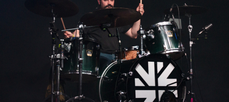 BARCELONA, ESPAÑA – MARZO 10. Lázaro Fernández (Batería) de Despistaos en concierto en La Nau el 10 de marzo de 2022 en Barcelona, España. (Foto por Fernando Pérez)