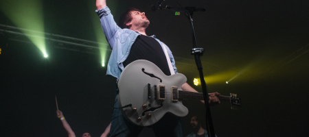 BARCELONA, ESPAÑA – MARZO 10. Dani Marco (Voz y Guitarra) de Despistaos en concierto en La Nau el 10 de marzo de 2022 en Barcelona, España. (Foto por Fernando Pérez) Despistaos Barcelona