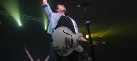 BARCELONA, ESPAÑA – MARZO 10. Dani Marco (Voz y Guitarra) de Despistaos en concierto en La Nau el 10 de marzo de 2022 en Barcelona, España. (Foto por Fernando Pérez) Despistaos Barcelona