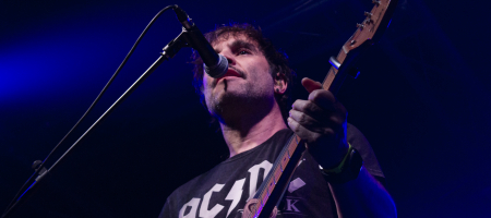 BARCELONA, ESPAÑA – MARZO 10. Krespo (Guitarra) de Despistaos en concierto en La Nau el 10 de marzo de 2022 en Barcelona, España. (Foto por Fernando Pérez) Despistaos Barcelona