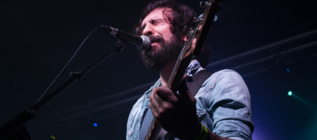 BARCELONA, ESPAÑA – MARZO 10. Alex (Bajo) de Despistaos en concierto en La Nau el 10 de marzo de 2022 en Barcelona, España. (Foto por Fernando Pérez)